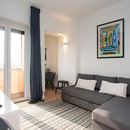 Gambara Urban Flat - Stylish And Next To Metro Apartment