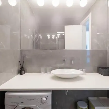 Hostmate - - Sammartini - *