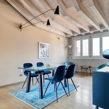 Апартаменты Joivy Elegant With Parking And Balcony