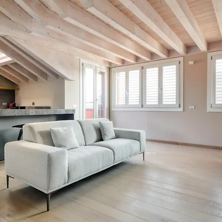 Joivy Elegant With Parking And Balcony Милан