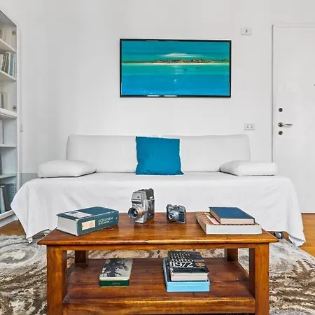 Milano- Stazione Garibaldi Ecletic Διαμέρισμα *