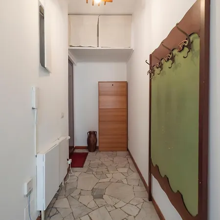 Xenia - Spacious Two-room In The Flower District