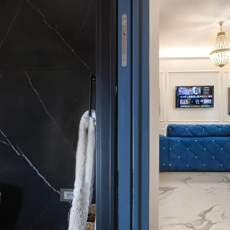 Ms Marple Luxury Station Apartment *
