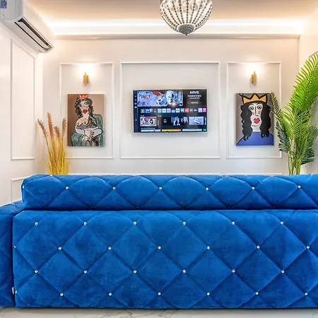 Ms Marple Luxury Station Apartment