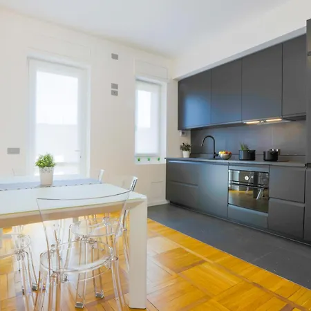 Private Luxury 5 Bedroom - Station Apartment