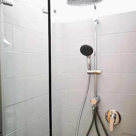 شقة Sunny Flat 50 Meters From The Metro *