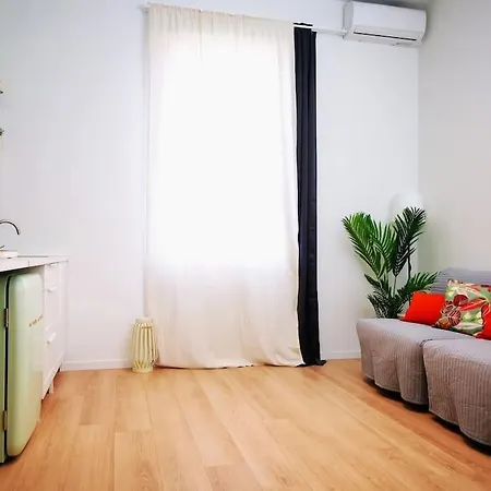 Sunny Flat 50 Meters From The Metro * ميلان