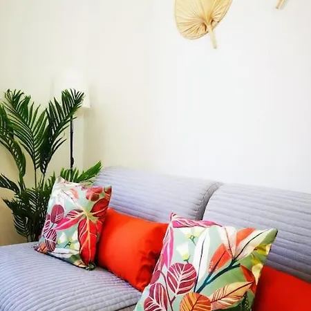 Sunny Flat 50 Meters From The Metro شقة