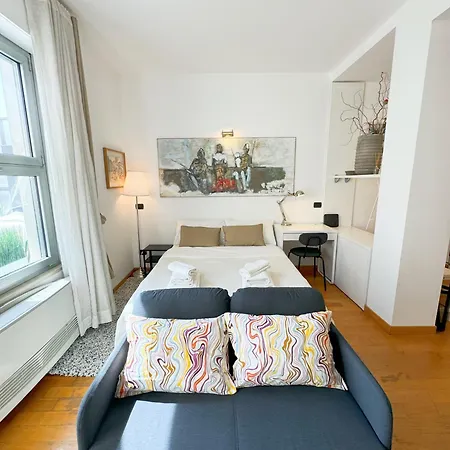 Open Space Con Terrazzo In Appartement Milan
