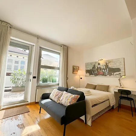 Open Space Con Terrazzo In *