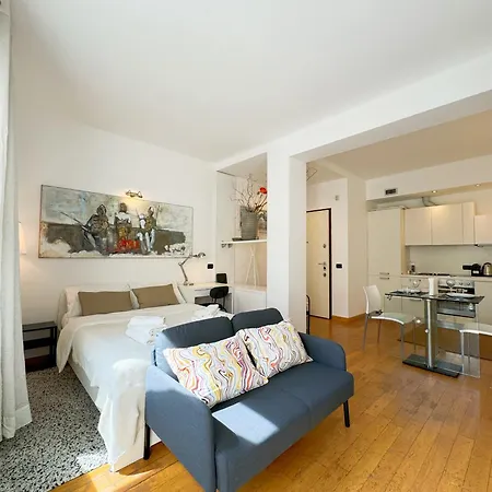 Open Space Con Terrazzo In *