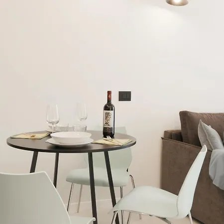 Station Modern Flat W/private Parking Mediolan