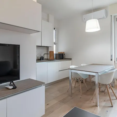 Bilocale Con Balcone In Zona Tranquilla E アパート ミラノ