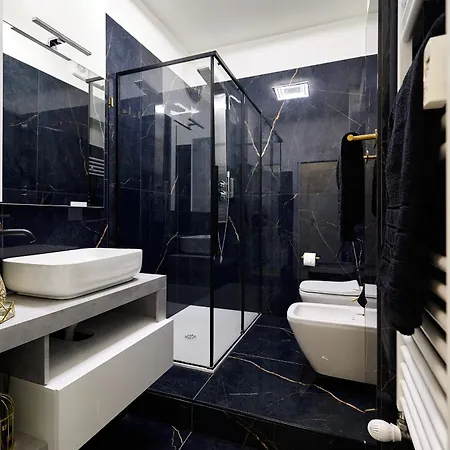 Italian Fashion - Luxurious Marble City Center Mailand