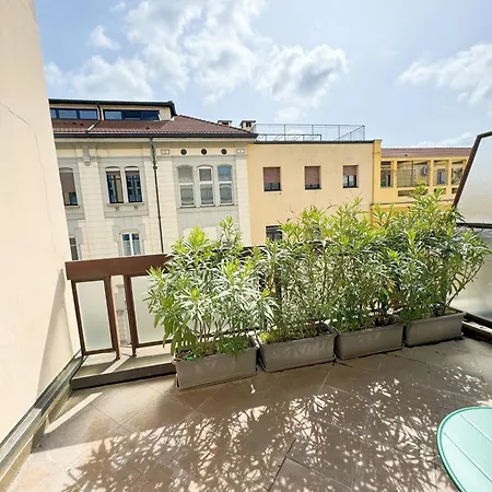 Open Space Con Terrazzo In *