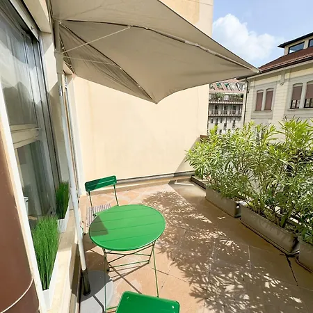 Open Space Con Terrazzo In Appartement Milan