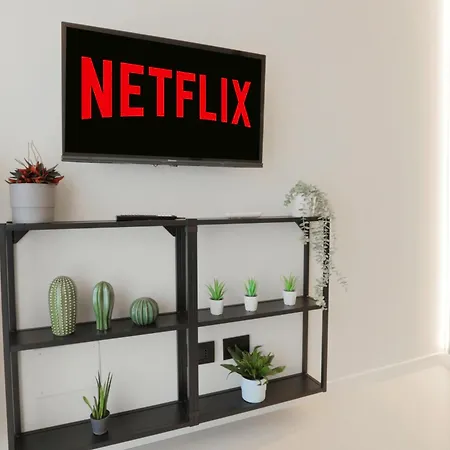 Station Modern Flat W/private Parking