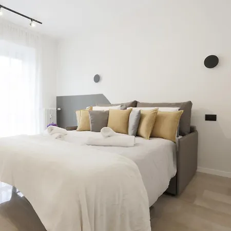 New Modern Flat 10 Minutes Walk From Station Daire