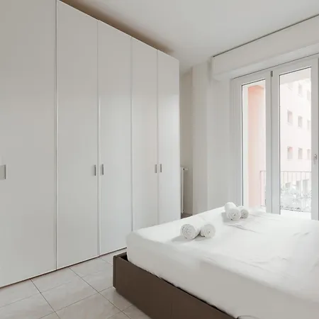 شقة Guesthost - Corvetto M3 Bright With Balcony! *