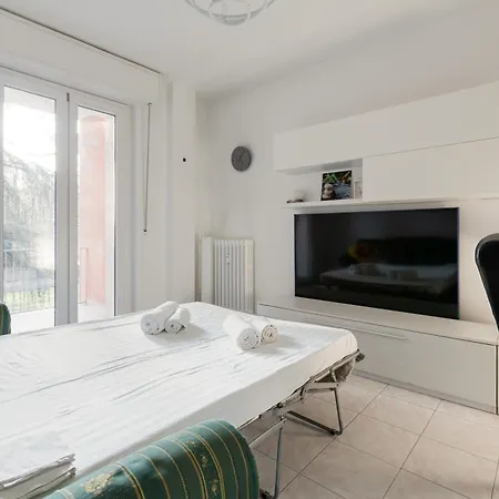 Guesthost - Corvetto M3 Bright With Balcony! شقة ميلان