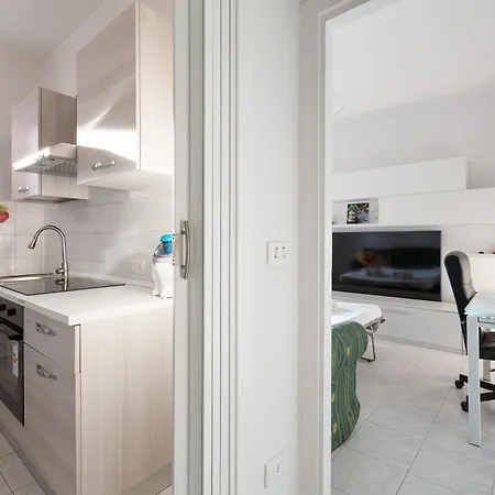 Guesthost - Corvetto M3 Bright With Balcony!