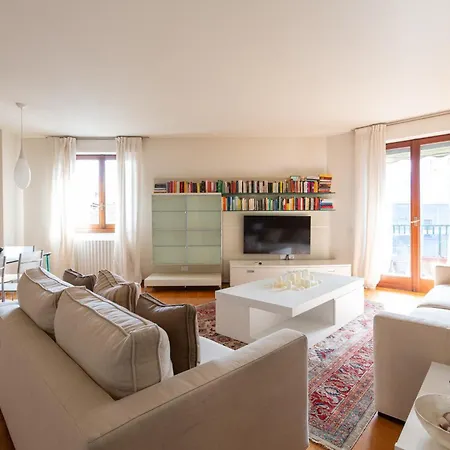 Апартаменты Piola Elegant And Stylish Flat For 4