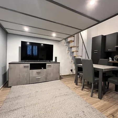 Domusmi Delfico 26 A * ميلان