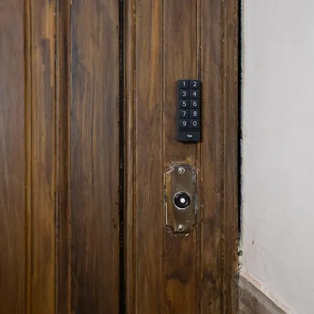 Giovio 11 - Eccellente - Spazioso - *