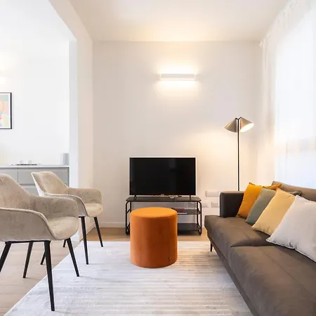 Guesthost - Glam Flat