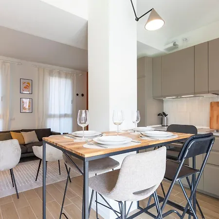 Guesthost - Glam Flat