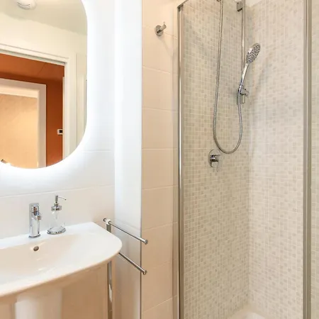 Guesthost - Glam Flat