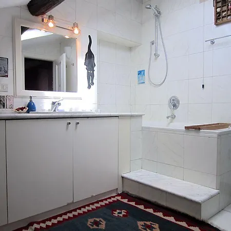 Temporary House - Design District *