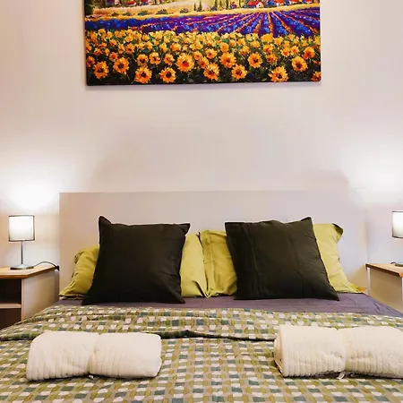 Luxury In Piazza 5 Giornate Apartment