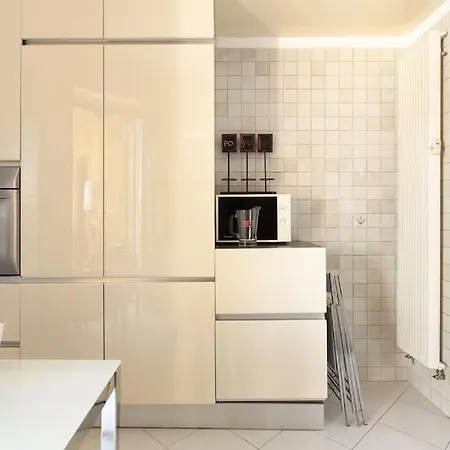 Sunshine-filled On Subway Apartment Milan