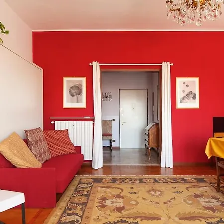 Apartment Sunshine-filled On Subway Milan