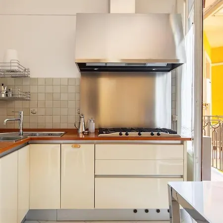 Apartment Sunshine-filled On Subway Milan