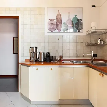 Apartment Sunshine-filled On Subway Milan