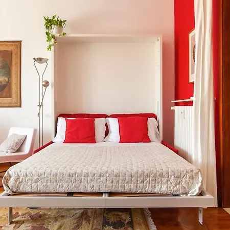 Apartment Sunshine-filled On Subway Milan