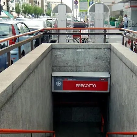 Precotto M1 - Luminoso * מילאנו