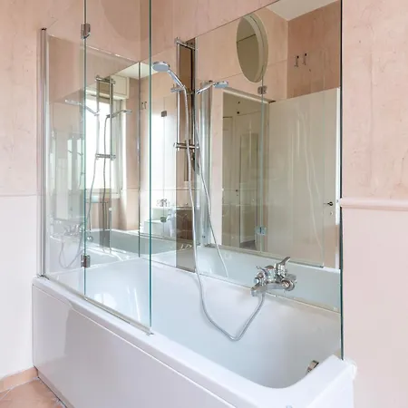 Classy Heritage Home, Center, 7 Guests ميلان