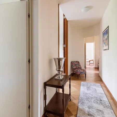 Classy Heritage Home, Center *