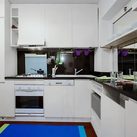 Vittoria Halldis Apartment Milan