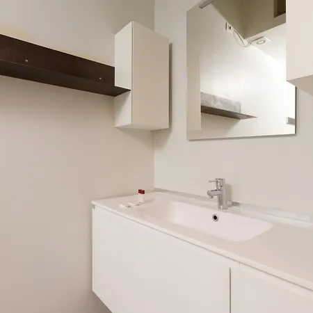 Guesthost - Modern 280m From Arco Della Pace! Милан