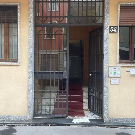 Xenia - Fashion Week Near Navigli