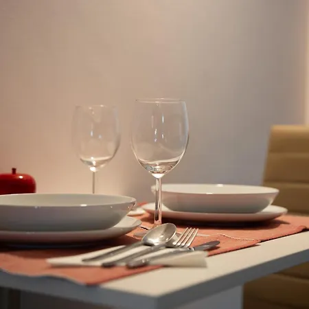 דירה Exclusive 2-bedroom House Next To Duomo Cathedral מילאנו