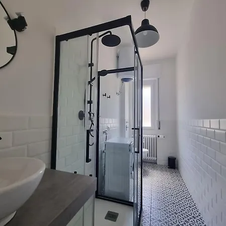 New In Lively Area Milánó