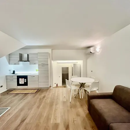 Side Apartment