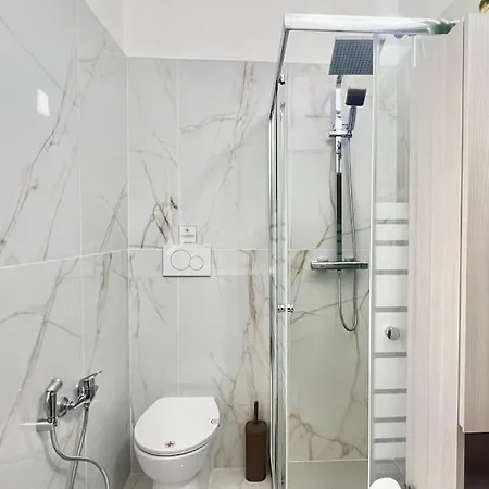 New And Elegant On The Navigli Netflix E Mailand