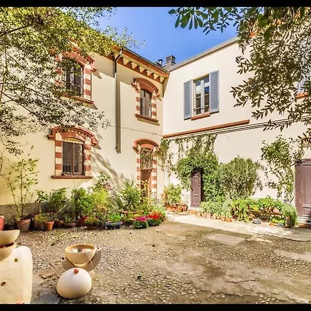 Green Quiet In The City Center Milan