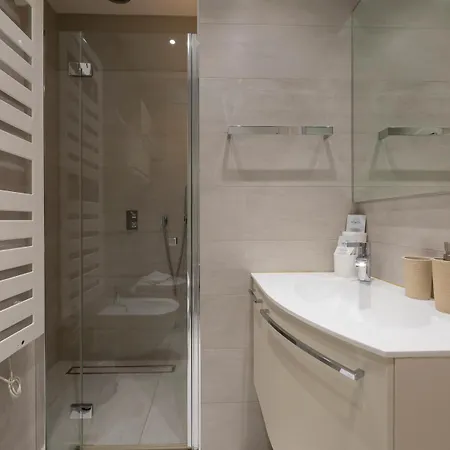 Youhosty - Duomo * ميلان